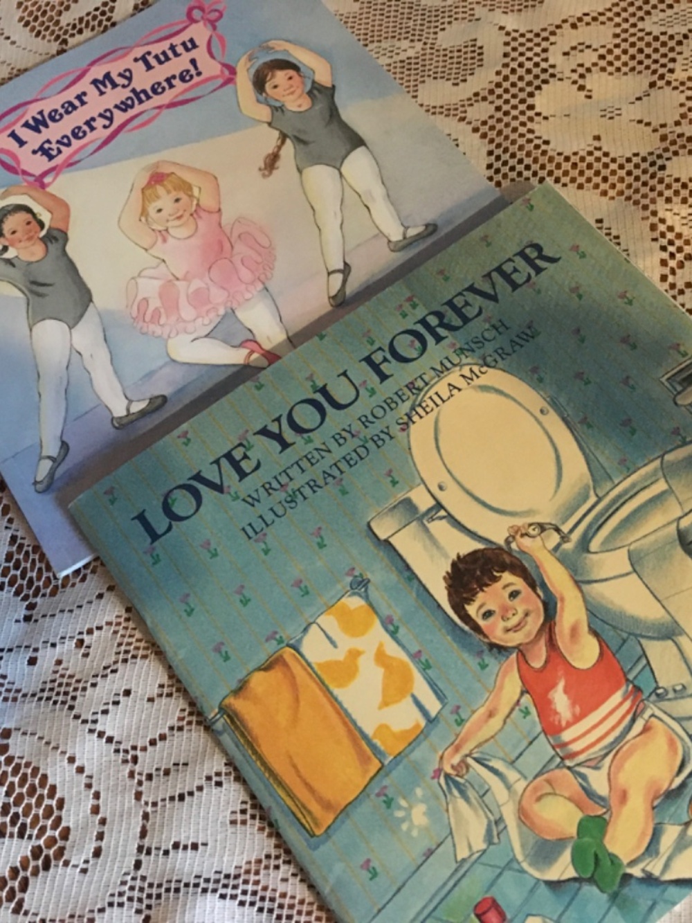 "Bundle of six children’s paperback books - Picture 3 of 4